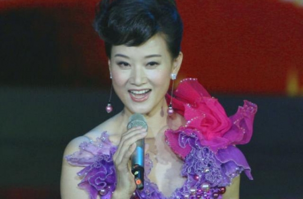 宋祖英久违亮相，身材臃肿脸部憔悴，素颜下的她太真实了
