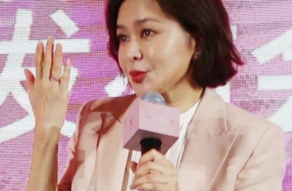 她曾是香港第一美女，两嫁上亿富豪，后大胆自曝“男人如衣服”
