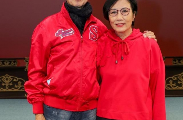 汪明荃为老公庆生，穿红色卫衣搭短裤，这奶奶也太潮了吧