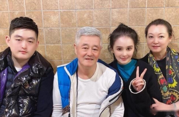 赵本山儿子和妈妈直播，马丽娟撒娇要开美颜，牛牛关美颜自夸帅气