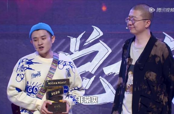 王冕的脱口秀大王奖杯，一半是属于毛不易，一半应该是王建国的！