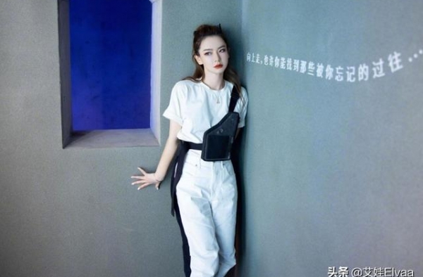 戚薇真放得开，罕见穿黑色连体裤半脱半穿露打底，这直尺肩太招摇