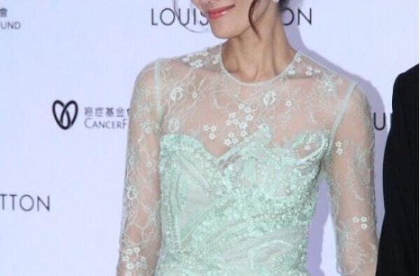 李嘉欣美貌水平好稳定，穿身蕾丝花纹礼服，老公站身边气场也不虚