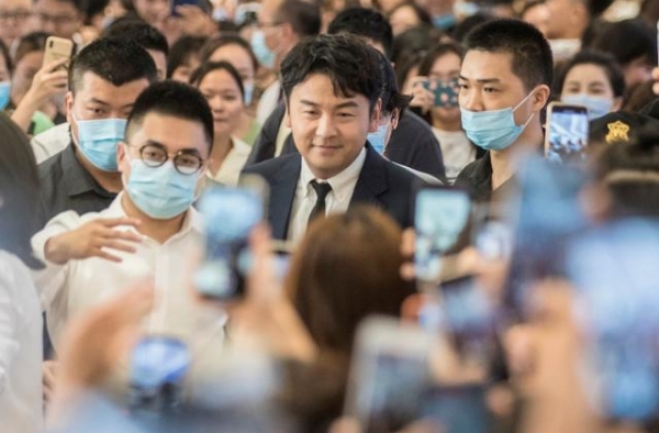 原创组图：雷佳音现身海口免税店 大批粉丝围观人气爆棚