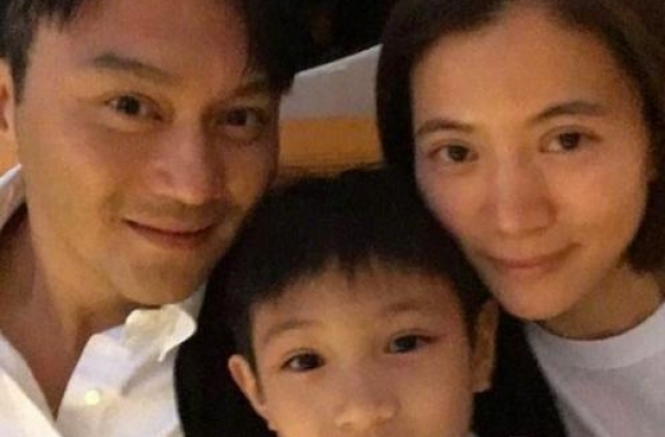 袁咏仪13岁儿子长大了！大长腿抢镜似模特，陪妈妈逛街耐心十足