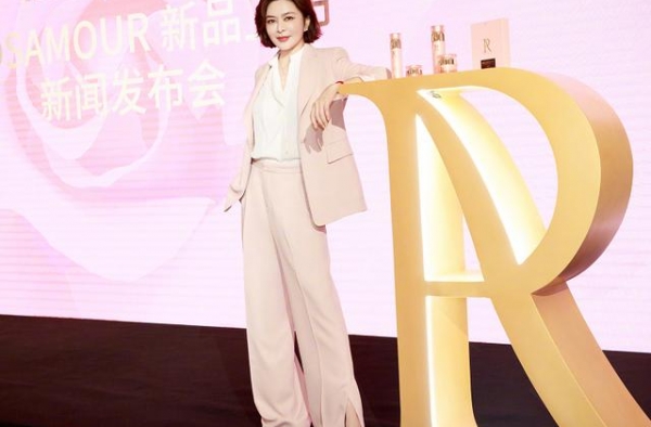 关之琳身材好稳定，穿裸色西装搭V领衫，身段姣好不像奔六的女人