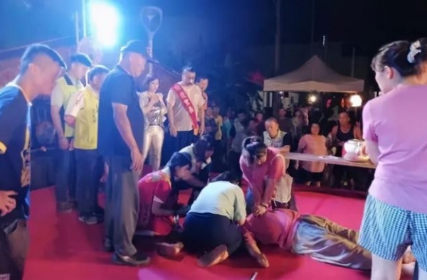 痛心！著名歌唱家台上突发脑溢血，右半身瘫痪，今73靠轮椅出行