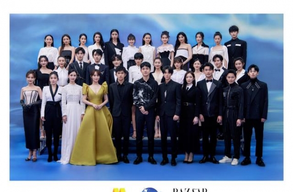 名场面！青年演员大合影，杨紫穿礼服秀性感没翻车，变女王A炸