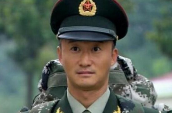 当年大家误会她和吴京是情侣，脱下军装的她美的让谢楠自愧不如