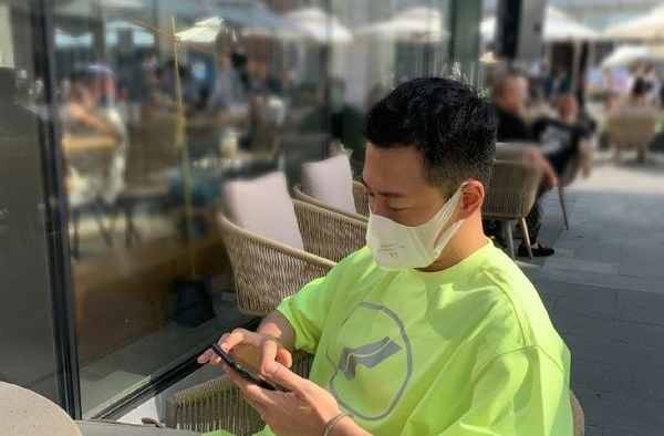 林峯晒一家三口合影被嘲土，孕照被吐槽像百变大咖秀？过分了吧