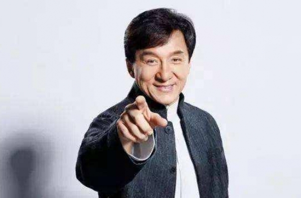 成龙座驾全球仅一辆，像个“火车头”，车标更是霸气十足