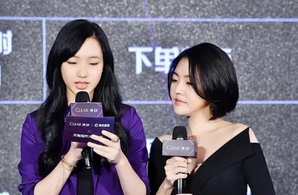 小S和女儿同台太欢乐，起范秀腿抢风头，两人对比太明显