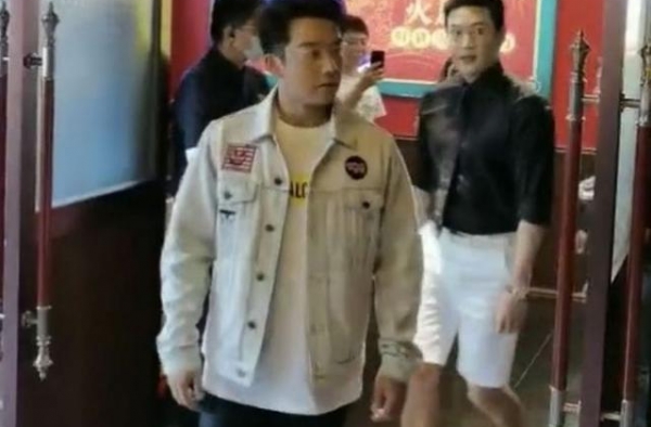 郑恺火锅店分店开业不见苗苗 与网红跳舞气氛欢乐