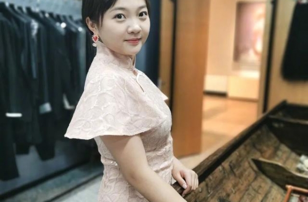 21岁林妙可发福，穿衣被批老气！一手好牌打稀烂