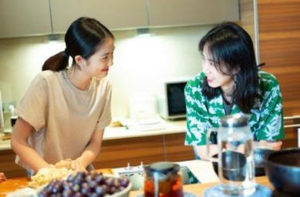 黄磊女儿黄多多进军娱乐圈？现身与胡歌拍视频，着装简单气质出众