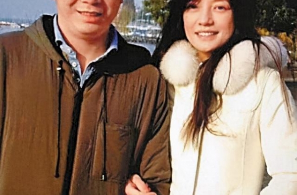 赵薇与男子同逛超市，男子不是老公黄有龙，被曝是年轻富二代