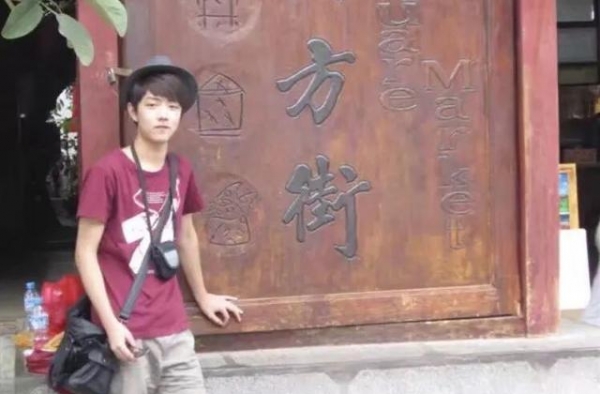 肖战向粉丝展示健身成果，被称赞童颜巨肘，脸蛋和身材太有反差萌