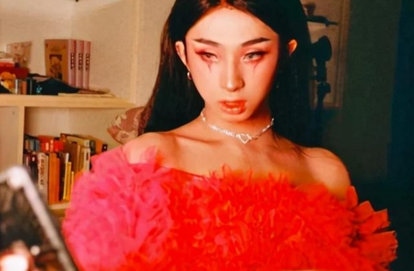 伊能静儿子再晒女装照，穿粉色薄纱裙姿势妖娆，配文疑公开出柜？