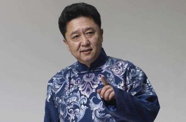 人生需要谦逊！同样是艺人，一位结交整个娱乐圈，一位人人远之！