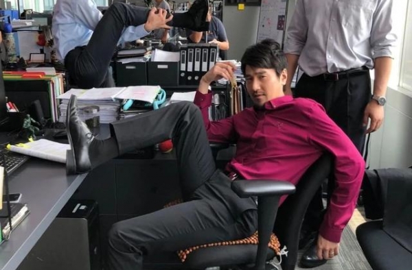 国产职场剧真进步了，剧迷看完《平凡的荣耀》：女性认真工作真好