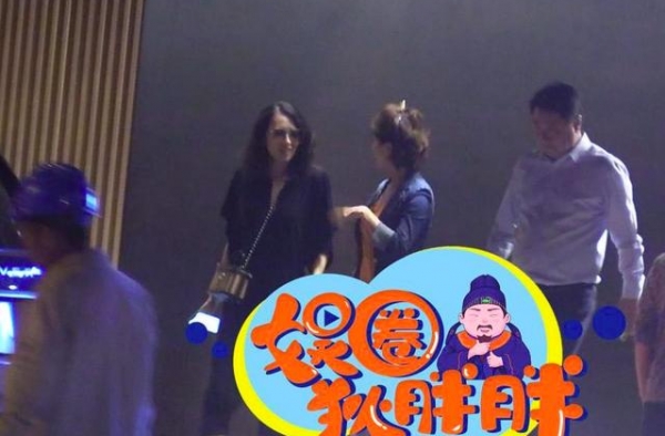 汪峰章子怡与金巧巧夫妇聚会，俩辣妈相谈甚欢，汪峰对大佬很尊敬