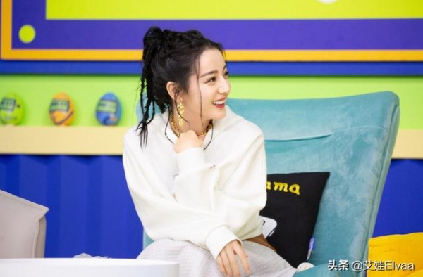 迪丽热巴新戏开机太高调，穿开叉裙秀小鸟腿，罕见红唇长发太迷人