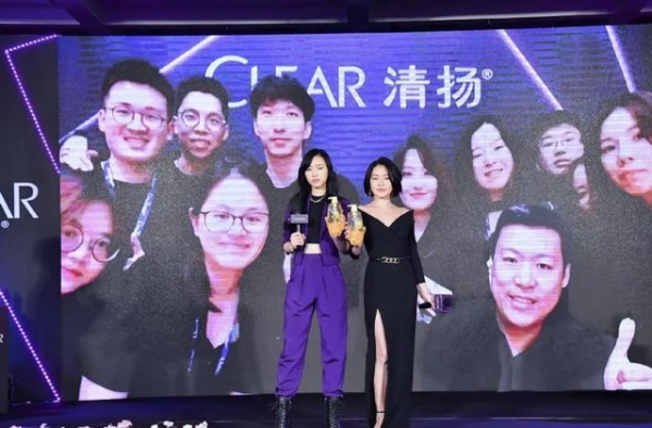 小S跟女儿同台比美，身穿开叉裙大秀性感魅力，女儿则是帅气十足