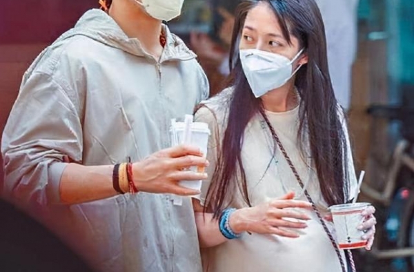 向佐郭碧婷一起甜蜜逛街，郭碧婷孕肚又大又圆，就快要生了