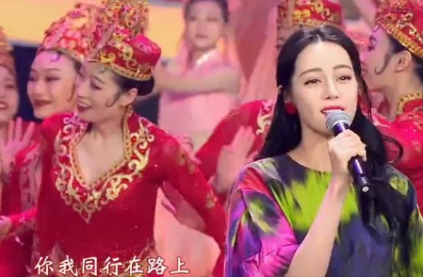 15位女星同台：关晓彤压轴，baby赢过李沁，万茜指甲油脱落