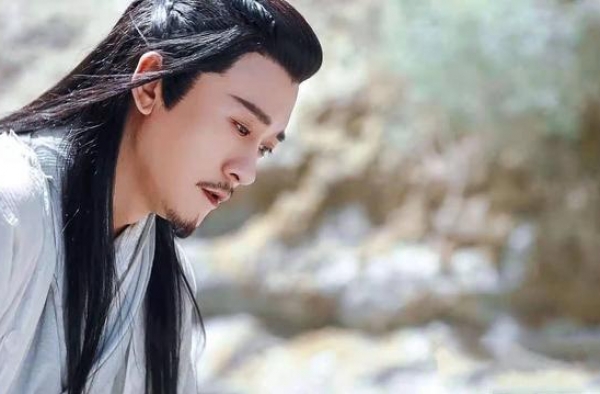 内地四小生之一，曾任艾美奖评委，却20年未火，妻子是杨洋姐姐