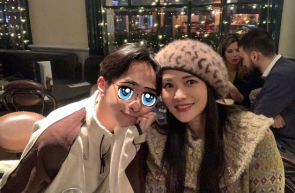 伊能静儿子与男生亲嘴，穿纱裙摆妩媚姿势，网友：父母都有责任