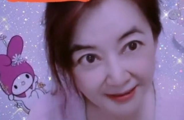 孙俪姨奶奶胡慧中送祝福，疑因丈夫出狱心情变好，62岁风韵犹存