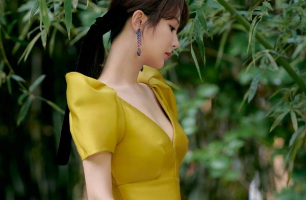 杨紫厉害了，一袭芥黄长裙穿出臃肿“显胖”的气质，也太不精致了