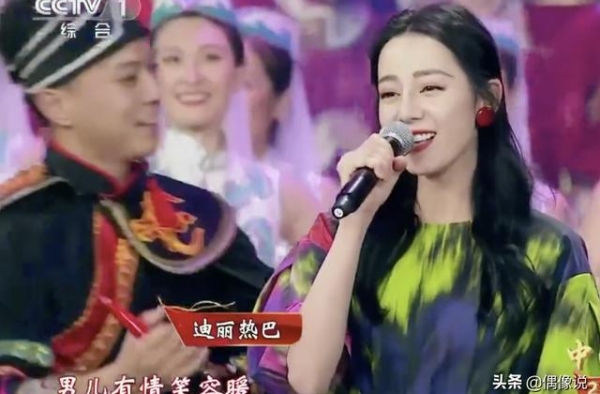 央视国庆晚会合唱：热巴嘉伦养眼，吴磊关晓彤甜，杨紫朱一龙般配