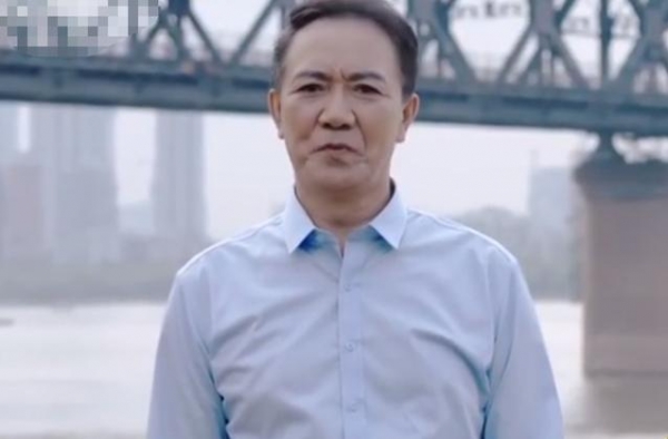 62岁李幼斌罕露面，头发泛白老态尽显，与小13岁娇妻至今无子