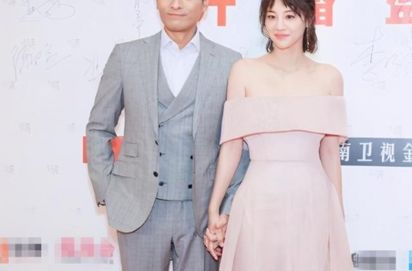 相差10岁一见钟情，结婚8年如初恋，疼爱老婆的他让儿子随母姓
