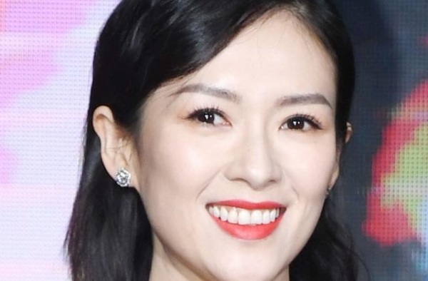 41岁演员章子怡，首晒儿子打码正脸照像极了汪峰，全家福超温馨