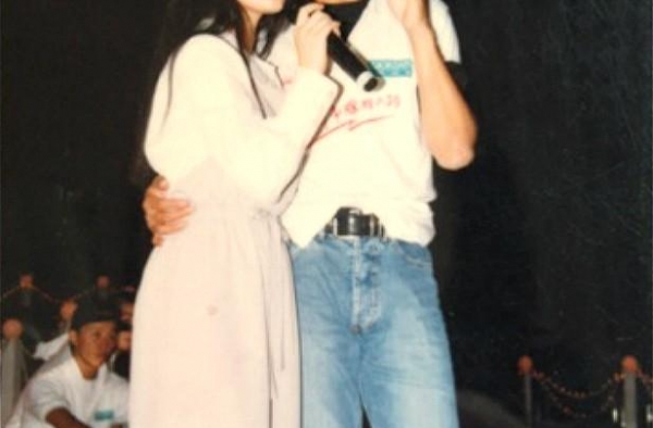 49岁杨钰莹国庆商演忙，为赶场坐电瓶车画面喜人，网友：超敬业