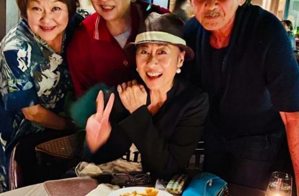 59岁叶倩文豪宅庆生，72岁老公林子祥罕现身，老态明显似父女