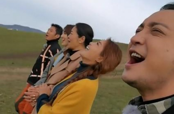 央视主持人草原齐聚，撒贝宁尼格买提引吭高歌，朱迅全程搀扶倪萍