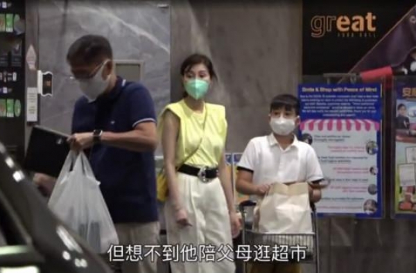 李嘉欣全家照，儿子体型肥壮发育惊人，母子曾因过分亲密引热议