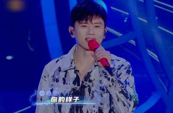 张杰谢娜同框录节目，细品两人下意识动作，夫妻关系如何一目了然
