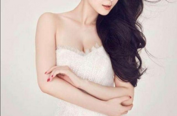 范冰冰又被拍到小腹凸出，刻意护肚明显，网友：孩子父亲是谜