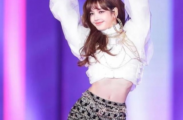 人间芭比 Lisa，她是如何管理魔鬼身材的？
