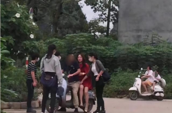 杨钰莹国庆赶商演，着装靓丽却搭电动车赶路，网友：太敬业了