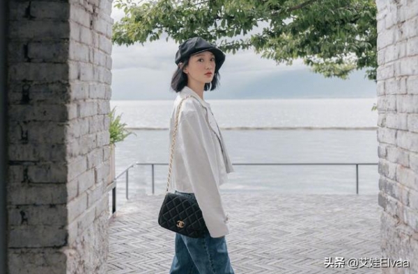 46岁周迅越老越漂亮，穿卡通T恤玩泥巴，出道29年仍是万人迷