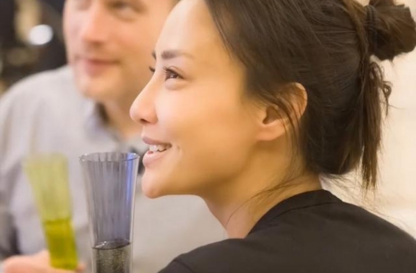 马雅舒罕见秀恩爱，外国老公甜蜜送鸽子蛋，两人热吻好浪漫