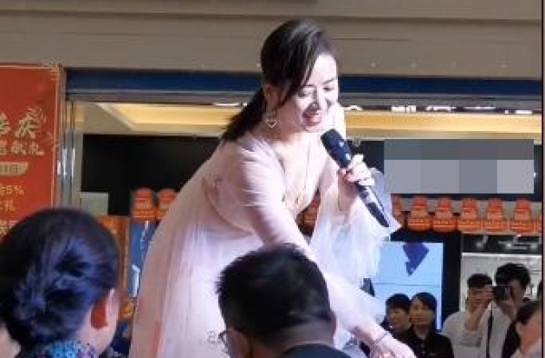 52岁翁虹走穴商演，穿紧身裙小腹太突出！昔日亚洲小姐身材走样