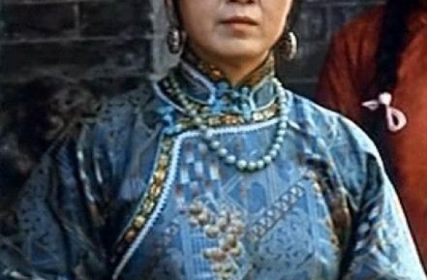 张艺谋说：“长相太平常，不像个演员”，不信命的她在74岁爆红