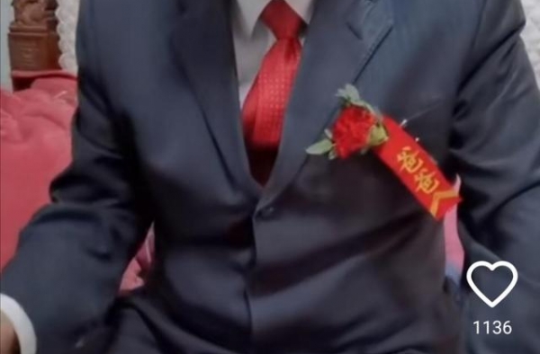 大衣哥朱之文儿子结婚，全村直播漂亮儿媳